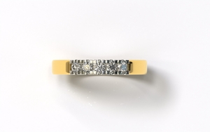 Gouden Alliance, Memoire ring met briljant geslepen diamant.