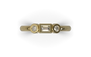 gouden ring met Baquette geslepen diamant.