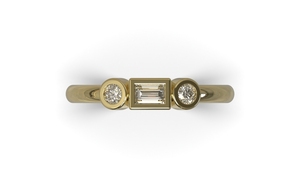 gouden ring met Baquette geslepen diamant.
